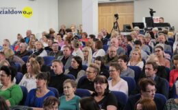 „Znamy się tylko z kolejki, a jednak lubimy się trochę”. Migawki z PRL’u – spektakl w MDK