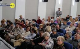 „Znamy się tylko z kolejki, a jednak lubimy się trochę”. Migawki z PRL’u – spektakl w MDK