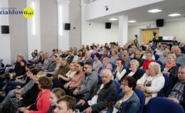 „Znamy się tylko z kolejki, a jednak lubimy się trochę”. Migawki z PRL’u – spektakl w MDK