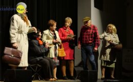 „Znamy się tylko z kolejki, a jednak lubimy się trochę”. Migawki z PRL’u – spektakl w MDK