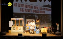 „Znamy się tylko z kolejki, a jednak lubimy się trochę”. Migawki z PRL’u – spektakl w MDK