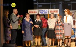 „Znamy się tylko z kolejki, a jednak lubimy się trochę”. Migawki z PRL’u – spektakl w MDK
