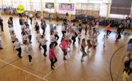 grupa uczestników I Wiosennego Artfit Maratonu ćwiczy w sali gimnastycznej SP nr 4