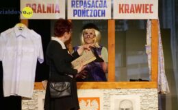 „Znamy się tylko z kolejki, a jednak lubimy się trochę”. Migawki z PRL’u – spektakl w MDK