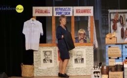 „Znamy się tylko z kolejki, a jednak lubimy się trochę”. Migawki z PRL’u – spektakl w MDK