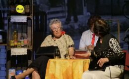 „Znamy się tylko z kolejki, a jednak lubimy się trochę”. Migawki z PRL’u – spektakl w MDK