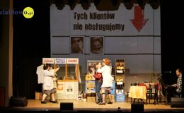 „Znamy się tylko z kolejki, a jednak lubimy się trochę”. Migawki z PRL’u – spektakl w MDK