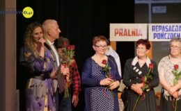 „Znamy się tylko z kolejki, a jednak lubimy się trochę”. Migawki z PRL’u – spektakl w MDK