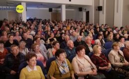 „Znamy się tylko z kolejki, a jednak lubimy się trochę”. Migawki z PRL’u – spektakl w MDK
