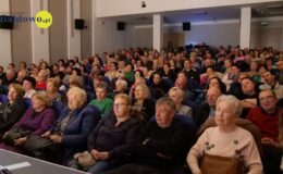 „Znamy się tylko z kolejki, a jednak lubimy się trochę”. Migawki z PRL’u – spektakl w MDK
