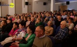 „Znamy się tylko z kolejki, a jednak lubimy się trochę”. Migawki z PRL’u – spektakl w MDK