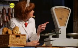 „Znamy się tylko z kolejki, a jednak lubimy się trochę”. Migawki z PRL’u – spektakl w MDK