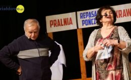 „Znamy się tylko z kolejki, a jednak lubimy się trochę”. Migawki z PRL’u – spektakl w MDK
