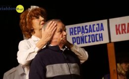 „Znamy się tylko z kolejki, a jednak lubimy się trochę”. Migawki z PRL’u – spektakl w MDK