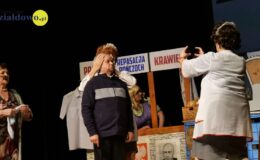 „Znamy się tylko z kolejki, a jednak lubimy się trochę”. Migawki z PRL’u – spektakl w MDK