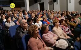 „Znamy się tylko z kolejki, a jednak lubimy się trochę”. Migawki z PRL’u – spektakl w MDK
