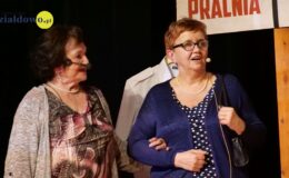 „Znamy się tylko z kolejki, a jednak lubimy się trochę”. Migawki z PRL’u – spektakl w MDK