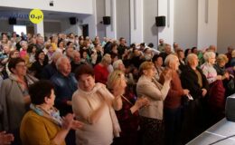 „Znamy się tylko z kolejki, a jednak lubimy się trochę”. Migawki z PRL’u – spektakl w MDK