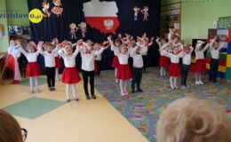 przedszkolaki biorące udział w akademii