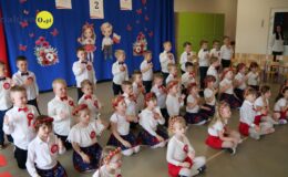 dzieci występujące podczas Akademii Patriotycznej