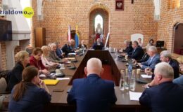 radni (kobiety i mężczyźni) siedzący przy stole podczas ostatniej sesji tej kadencji