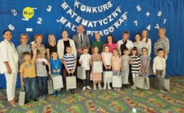 pamiątkowa fotografia uczestników konkursu matematycznego w Przedszkolu nr 3 wraz z paniami nauczycielkami, dyrekcją i burmistrzem