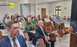 słuchacze i uczestnicy konferencji "Prawda i pamięć o ofiarach II wojny światowej" w Dworku Bulowa w Działdowie
