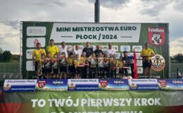 stoją dzieci i osoby dorosłe / archiwum Akademia Piłkarska Goalmania