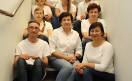 kobiety i mężczyźni - pracownicy MBP w Działdowie, wszyscy siedzą na schodach