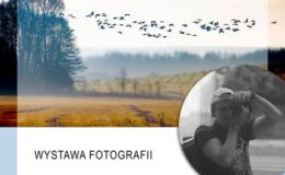 plakat informujący o wydarzeniu – wystawie fotograficznej autorstwa Szymona Szostka “Odskocznia od codzienności”