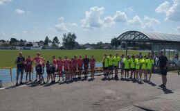 grupa dzieci rywalizujących w czwórboju lekkoatletycznym na stadionie MOSiR w Działdowie