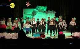 dzieci występujące-tańczące na scenie MDK w Działdowie