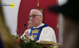 Ksiądz biskup Józef Szamocki podczas odprawiania Mszy Świętej