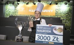 Maria Lech - Złoty Mistrz Kuchni, pozuje z pucharami i nagrodą
