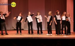 na scenie stoi grupa młodych aktorów, dziewczęta i chłopcy