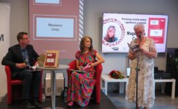 siedzą poetka Magdalena Cejman i prowadzący spotkanie Piotr Kozikowski, wiersz czyta poetka Elżbieta Szczepkowska