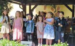 występ dzieci ze Szkoły Muzyki i Tańca Art Music, dzieci stoją i śpiewają
