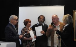 stoi grupa osób, Elżbieta Zakrzewska, druga z lewej, w towarzystwie kolegów i koleżanki literatów