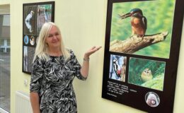Maria Wilkowska na tle swoich fotografii