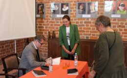 prof. Piotr Majewski podpisuje egzemplarz swojej książki
