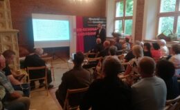 muzealnik Krzysztof Siemianowski prezentuje swój referat na konferencji historycznej w Jabłonowie-Dybach