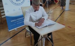 Pożegnanie uczniów klasy ósmej Szkoły Podstawowej nr 4