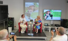 siedzą poetka Maria Dłuska i prowadząca spotkanie Renata Buczyńska