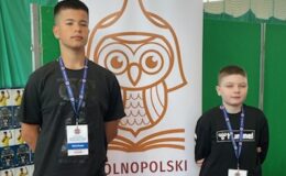 głównym Miłosz Łukaszewski pozuje z dyplomem i nagrodami