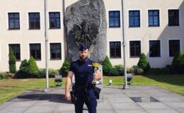 starszy posterunkowy Michał Juszczyk pozuje z pucharem