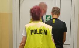 zatrzymany 33-latek w asyście policyjnej / fot. policja