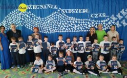 pamiątkowa fotografia przedszkolaków z paniami nauczycielkami i dyrekcją