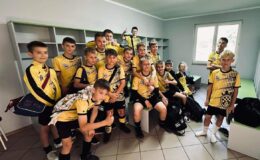 grupa młodych piłkarzy pozuje do pamiątkowej fotografii