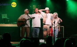 na scenie grupa muzyków