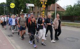 kadr z ubiegłorocznej Pielgrzymki Pieszej na Jasną Górę, grupa osób idzie ulicą